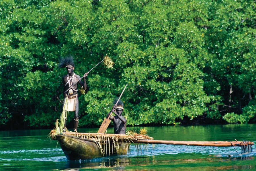 Accueil traditionnel sur une pirogue. Philippe Gigliotti