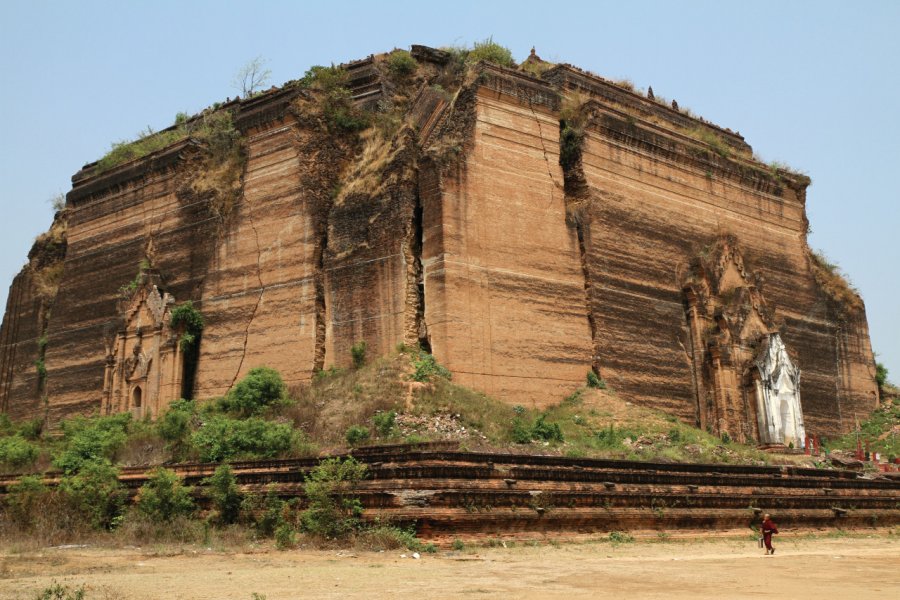 Pagode inachevée de Mingun. Stéphan SZEREMETA