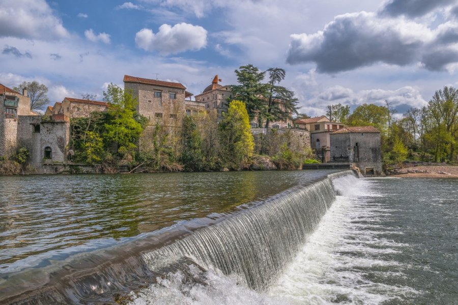 Le village de Ruoms, bordé par l'Ardèche. Photo Feats - Fotolia