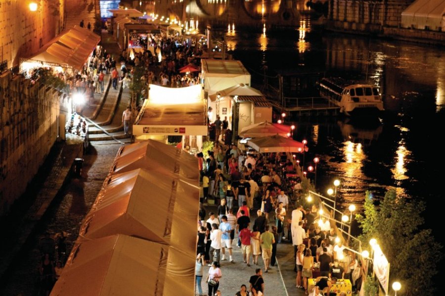 Bars sur les quais du Tibre près de Ponte Sisto. (© Philippe GUERSAN - Author's Image))