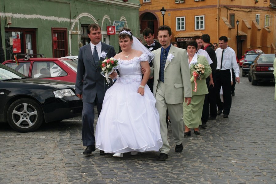 La mariée et ses convives défilent dans les rues de Sighişoara. Stéphan SZEREMETA