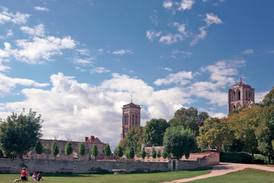 Vue sur la basilique Sainte-Marie-Madeleine de Vézelay PHILIPPE LERIDON - FOTOLIA