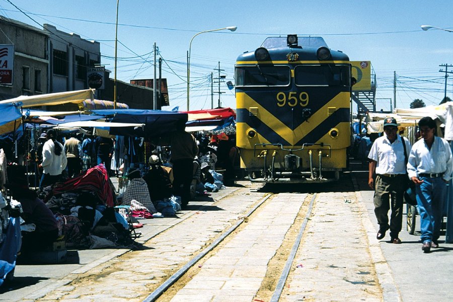 À Oruro le train passe au milieu du marché. Sylvie LIGON