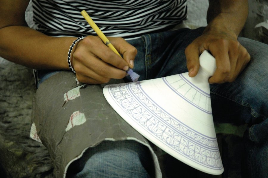 Artisan potier réalisant de la peinture sur céramique. Sylvie Ligon