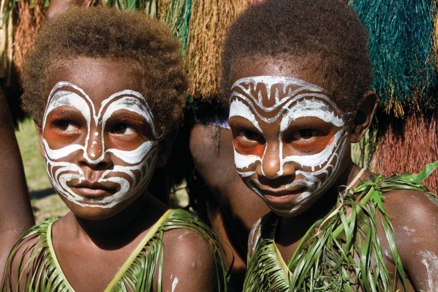 Danses traditionnelles dans des villages du Moyen-Sepik. Philippe Gigliotti