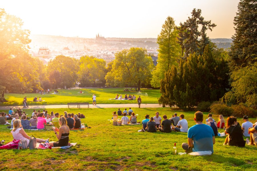 Des Pragois observent le coucher de soleil depuis Riegrovy Sady. Pyty- shutterstock.com