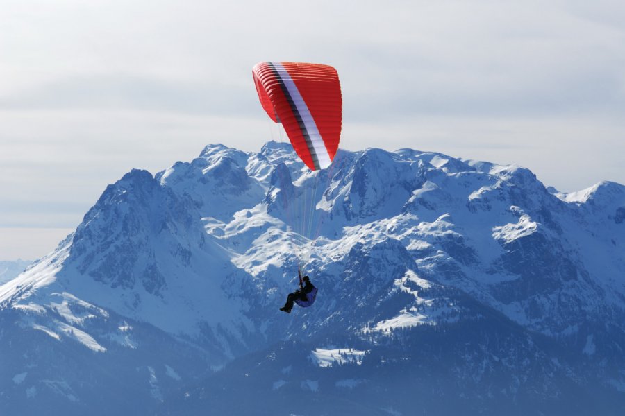 Parapente au coeur des Alpes. RollingEarth - iStockphoto.com