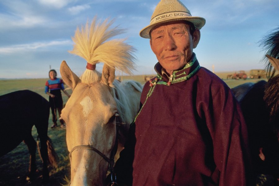Mongol et ses chevaux, Aimag de Khentiy. Eric Martin - Iconotec