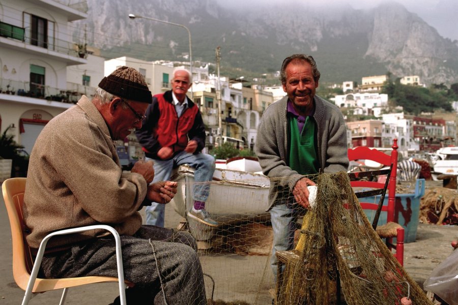 Pêcheurs réparant leur filet. Author's Image