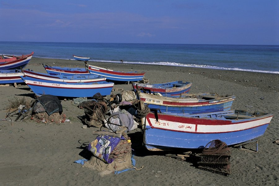 Barques de pêche sur la plage de Oued Laou. Hugo Canabi - Iconotec