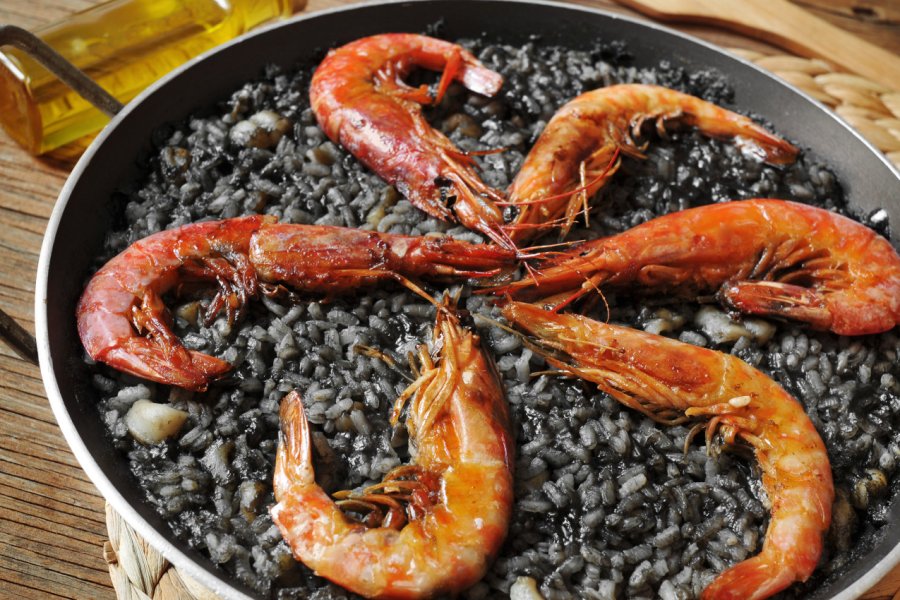 Arroz negro, riz à l'encre de seiche. nito - shutterstock.com