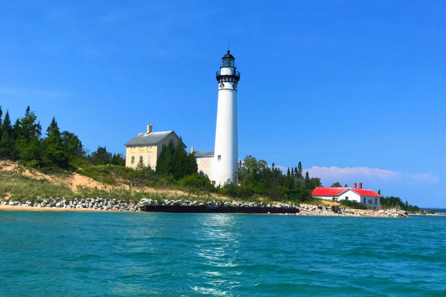 Le phare de South Manitou Island. LukeandKarla.Travel - Shutterstock.com