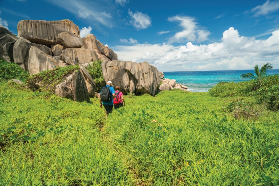 Randonneurs sur l'île de La Digue. amriphoto - iStockphoto.com