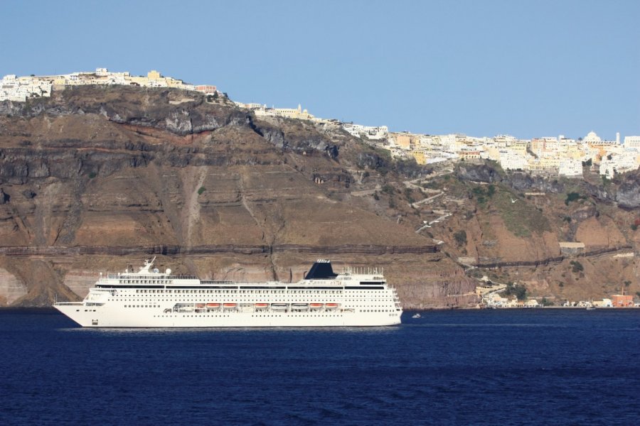 Vue de Thira depuis la mer. Elena Zarubina - Fotolia