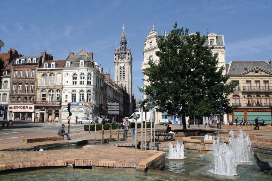 La place d'Armes à Douai (© C.J.C. - Fotolia))