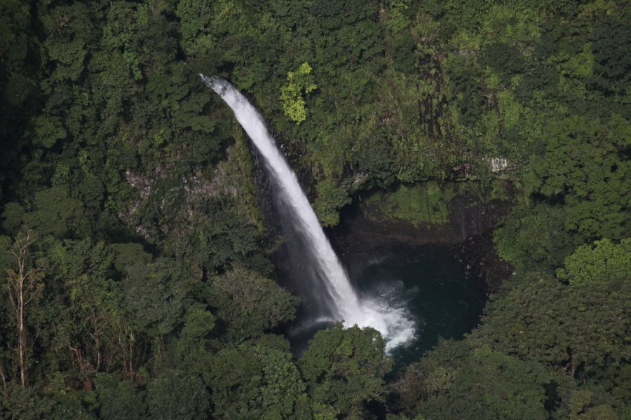 Cascade vue du ciel, vers La Fortuna. Guido Scheidt - AutoGyro America