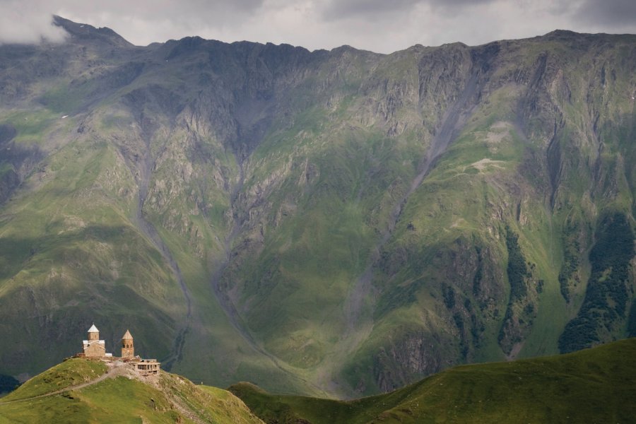 Perchée sur un promontoire face au mont Kazbek (qui culmine à plus de 5 000 m), l'église de Guerguéti, à Stéptsminda-Khazbégui, est l'un des symboles de la Géorgie. RafalBelzowski - iStockphoto