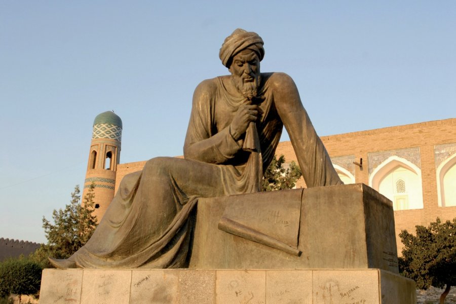 La statue d'Al-Khawarizmi, originaire de la région de Khiva, qui introduisit l'algèbre dans les mathématiques. Jeff Jones - Iconotec
