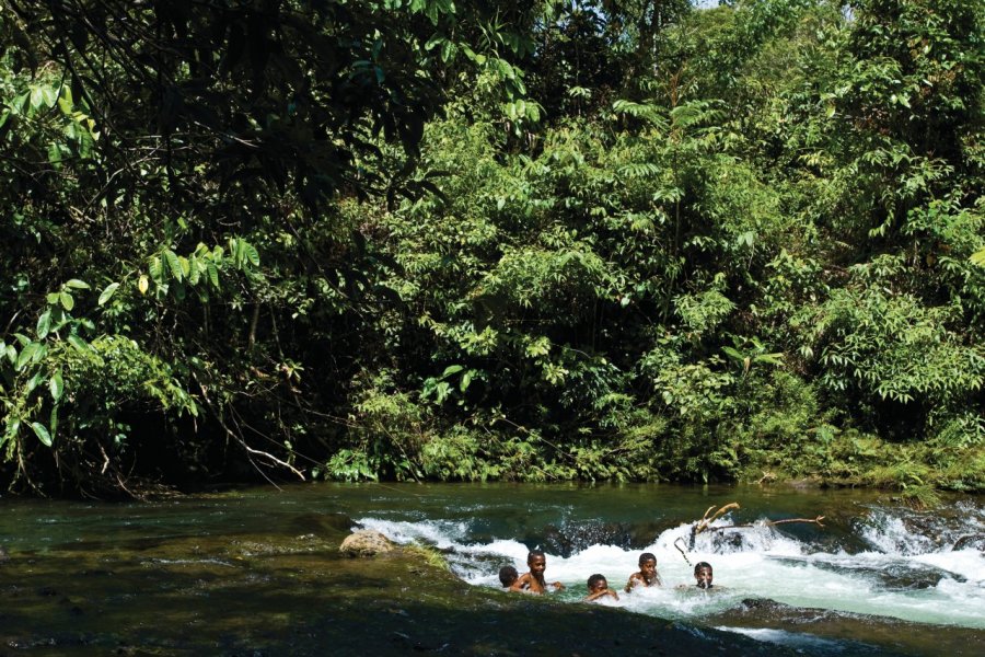 Vie dans la jungle, des enfants se lavent dans la rivière à Bosavi, Southern Highlands Province. (© Philippe Gigliotti))