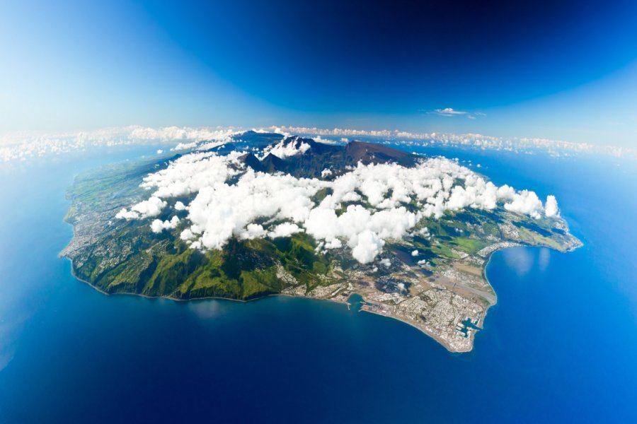 Vue aérienne de l'île de la Réunion. shutterstock - beboy