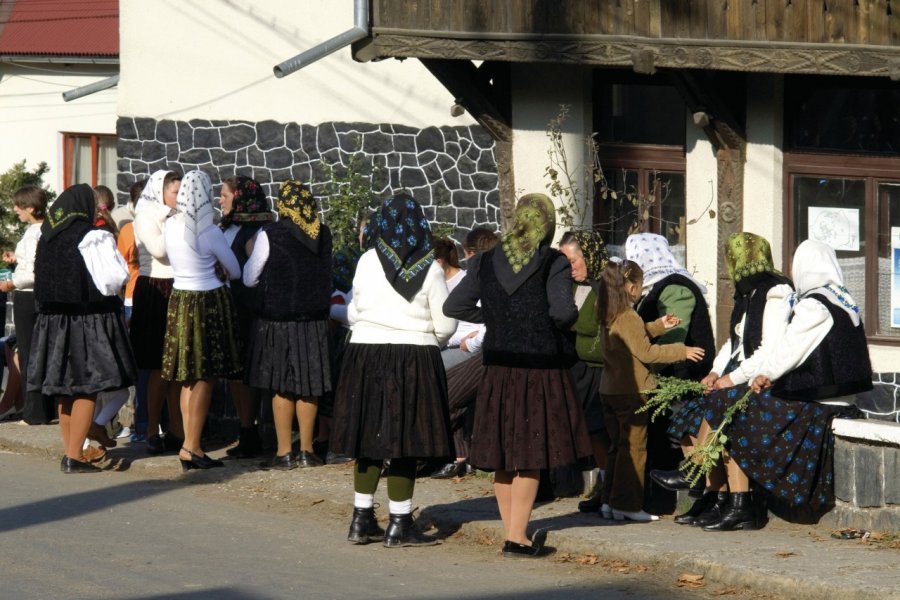 Femmes roumaines dans la vallée du Cosau. Alamer - Iconotec