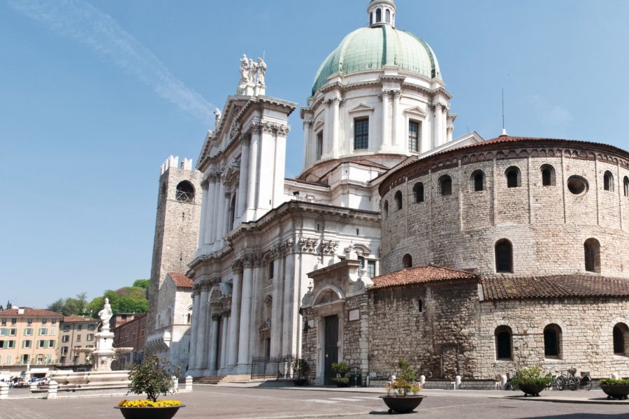 Duomo Nuovo et Rotonda. iStockphoto.com/tommaso79