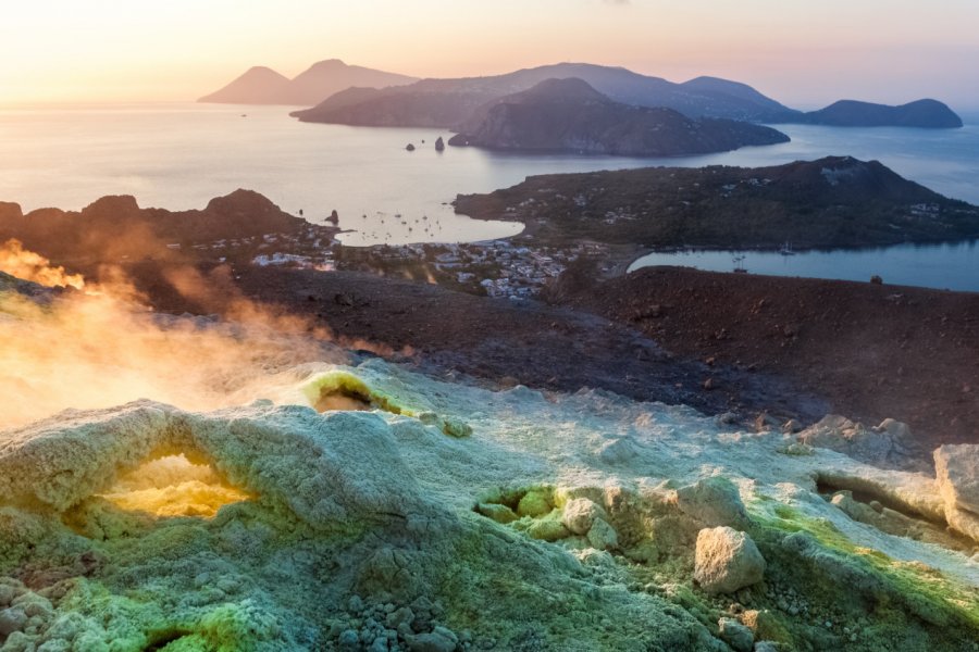 Vue de l'île Vulcano, îles Eoliennes. Alfiya Safuanova - Shutterstock.com