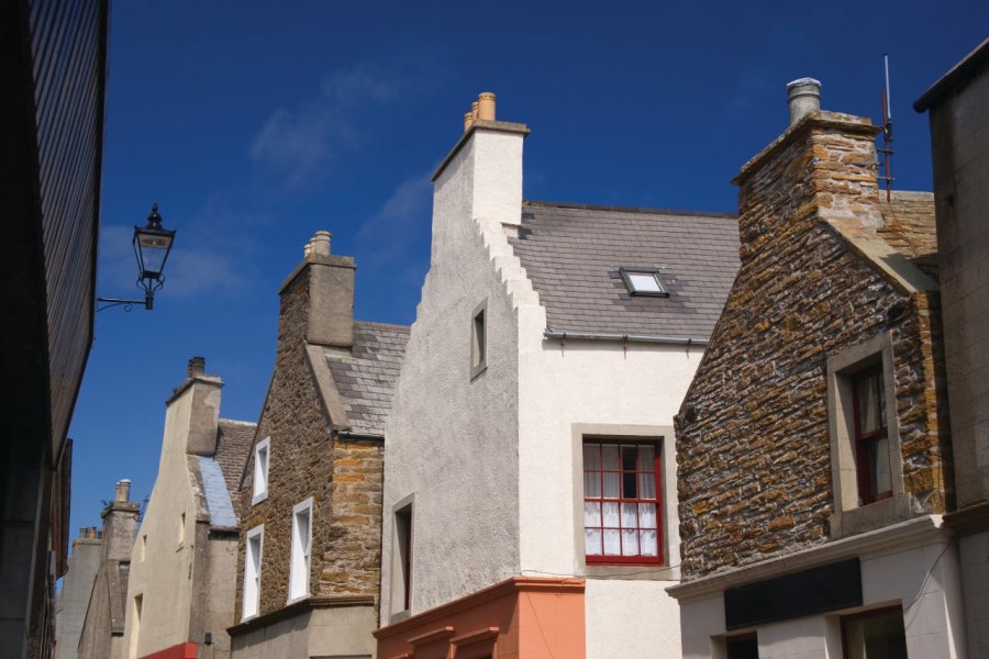 Pignons de la rue principale de Stromness. moonmeister - iStockphoto.com