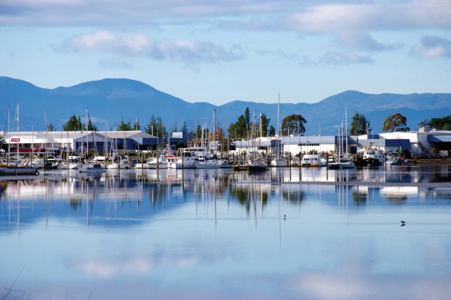 Vue sur le port de Motueka. LazingBee - iStockphoto