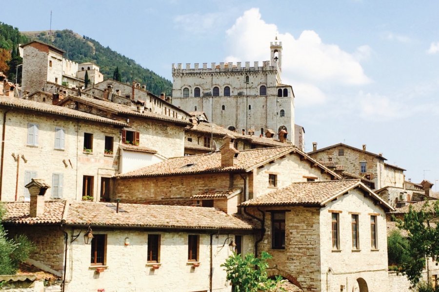 Le palais des Consuls domine les toits de Gubbio. Muriel PARENT