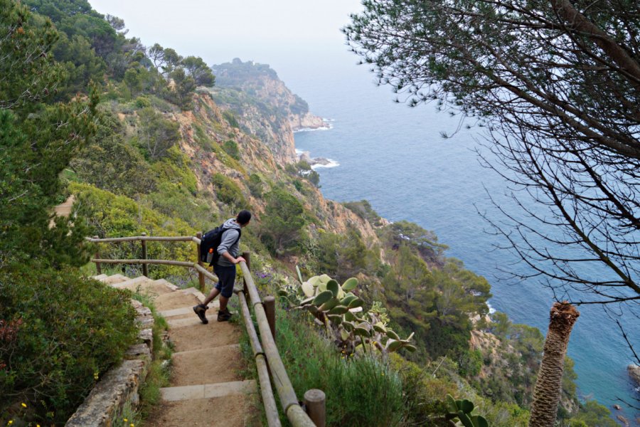 Chemin de randonnée à Tossa de Mar. Amazing Travels - Shutterstock.com