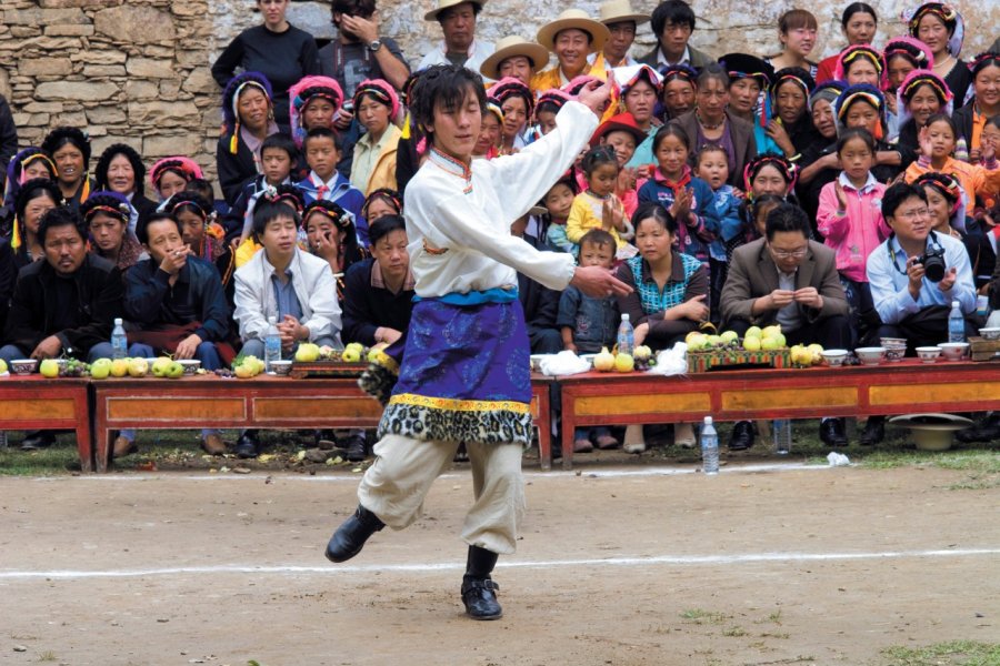 Danseur en costume traditionnel lors d'une fête de village tibétain, environs de Danba. Alamer - Iconotec