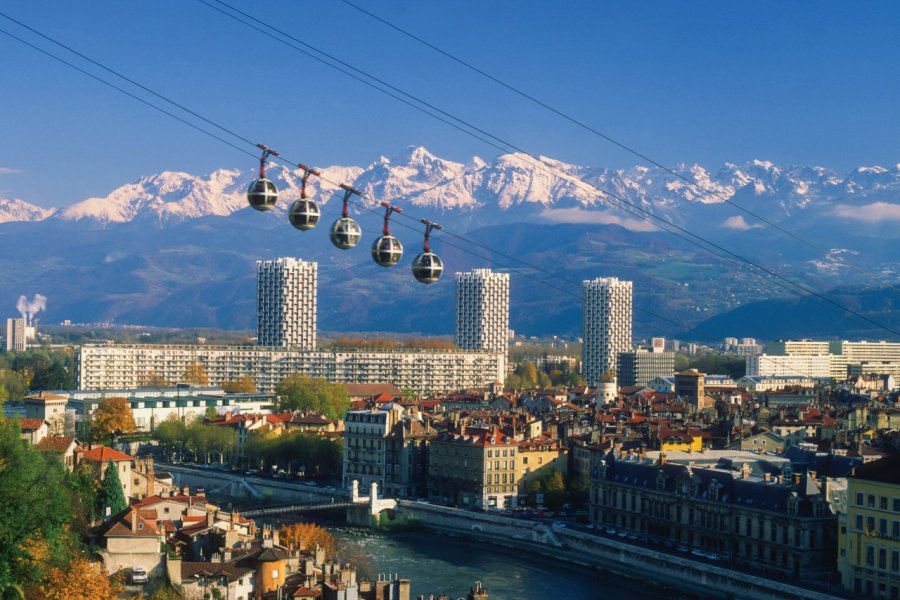 Vue sur la ville de Grenoble. Gui00878 - iStockphoto