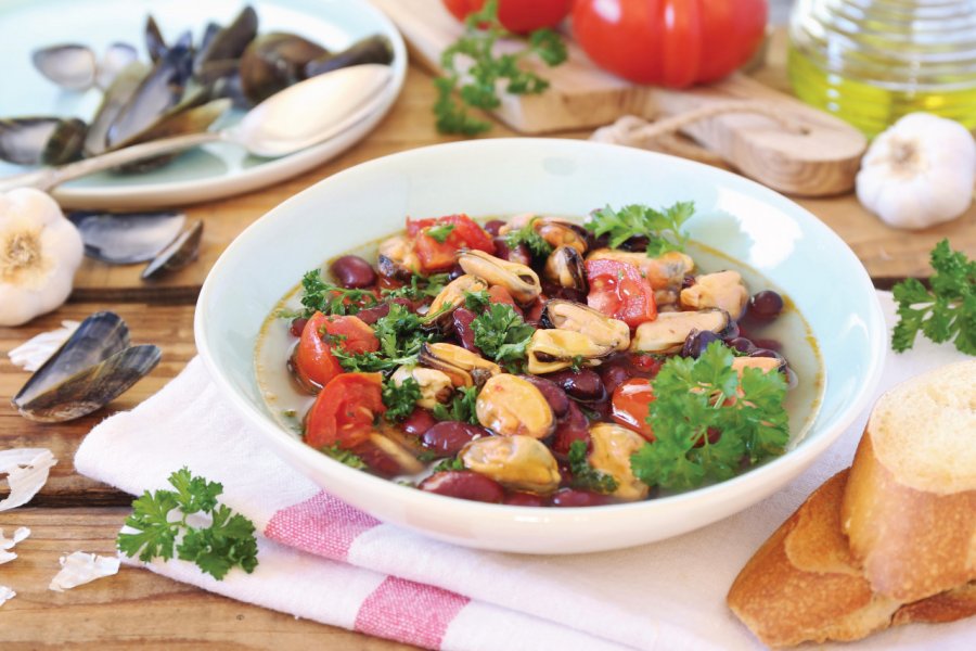 Soupe calabraise avec des moules, des tomates et des haricots rouges. photosimysia - iStockphoto.com