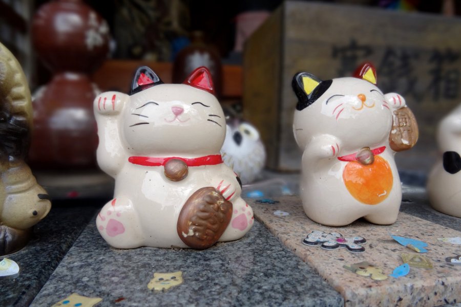 Close up picture of two Maneki-Neko ceramic figures (© Marlon Trottmann - iStockphoto.com))