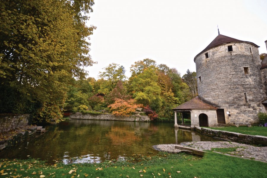 Le lavoir et la tour d'Oysel. Claélia PIGEAUD