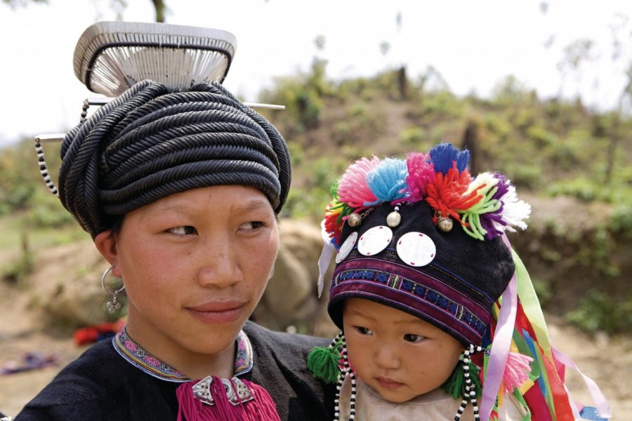 Rencontre avec une famille Hmông sur la route de Sapa. Yukiko Yamanote  - Iconotec
