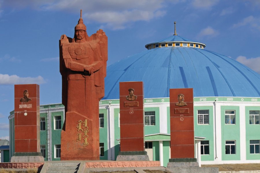 Statue de Chinggis Khaan devant le complexe sportif de Mörön. Jérôme BOUCHAUD