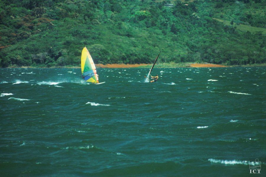 Véliplanchistes sur le Lac Arenal ICT (Institut Costaricien de Tourisme)