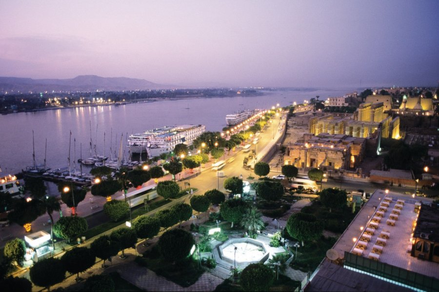 Vue sur la corniche et le temple de Louxor Author's Image