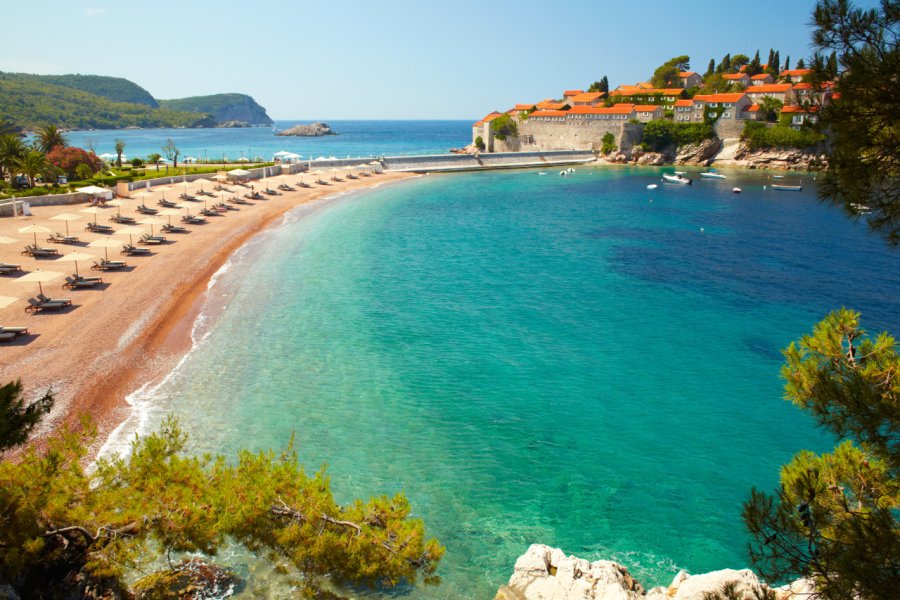 Plage avec vue sur l'île Sveti Stefan. SJ Travel Photo and Video - Shutterstock.com