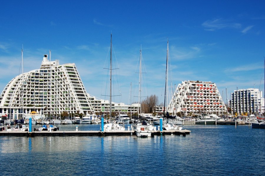 La Grande Motte, exemple éloquent de l'aménagement du littoral dès les années 1960. shutterstock.com - MagSpace