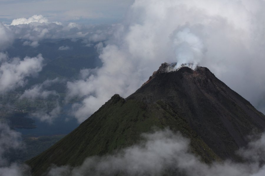 Le volcan Arenal. (© Guido Scheidt - AutoGyro America))