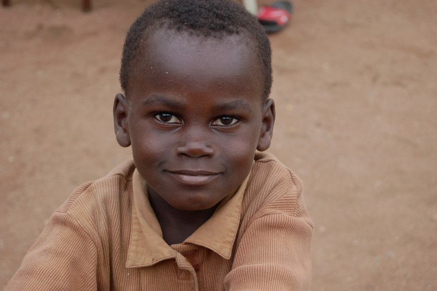 Un enfant éwé dans une cour d'école. C. THARREAU - Association 1,2,3 Déclics