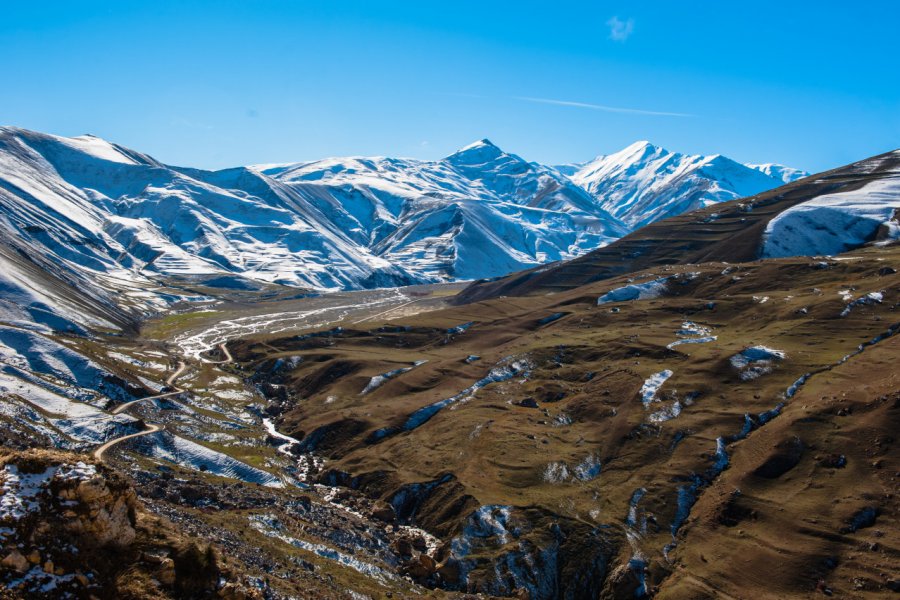 Montagnes vers Khinalig. irimeiff - Adobe Stock