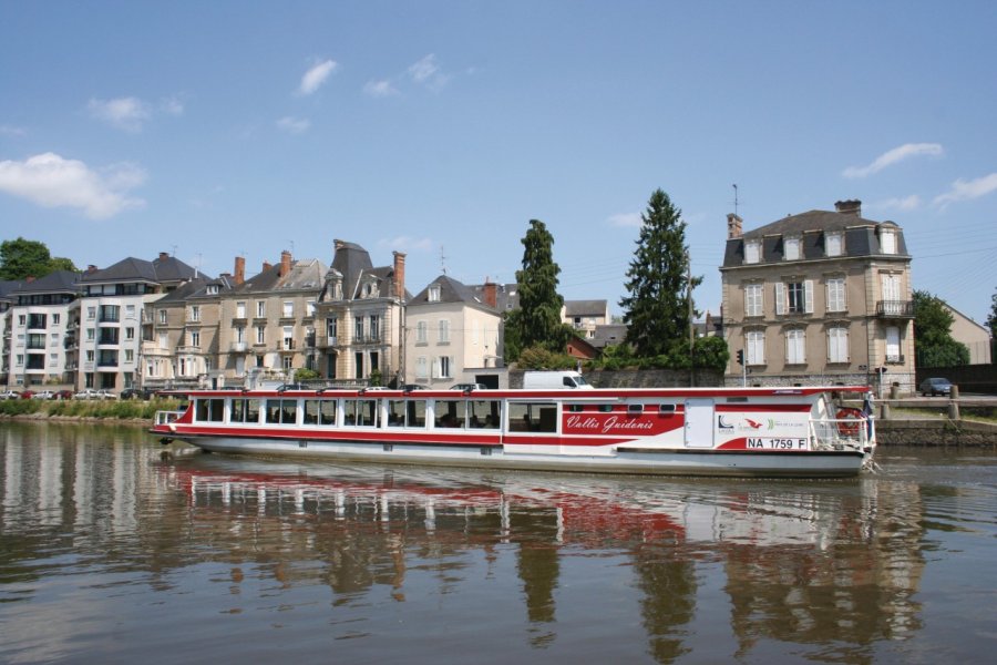 Le bateau à passagers, le <i>Vallis Guidonis</i> Office de Tourisme du Pays de Laval