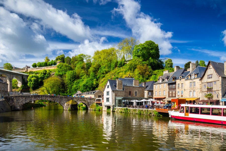 Le port de Dinan sur l'estuaire de la Rance. DaLiu - Shutterstock.com