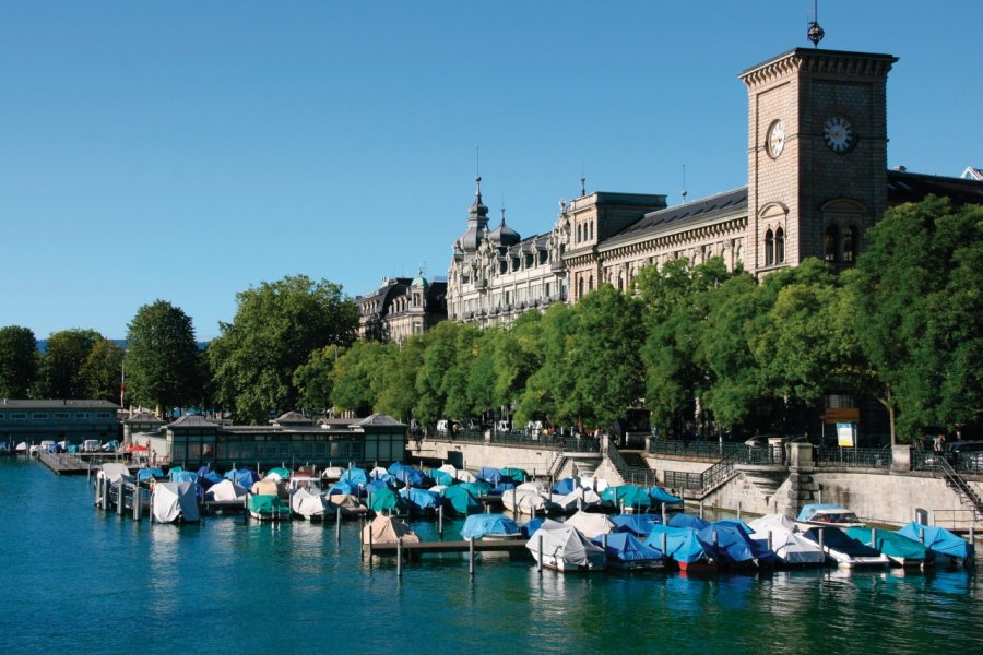 Rives de la Limmat et architecture zurichoise. iStockphoto.com/tupungato