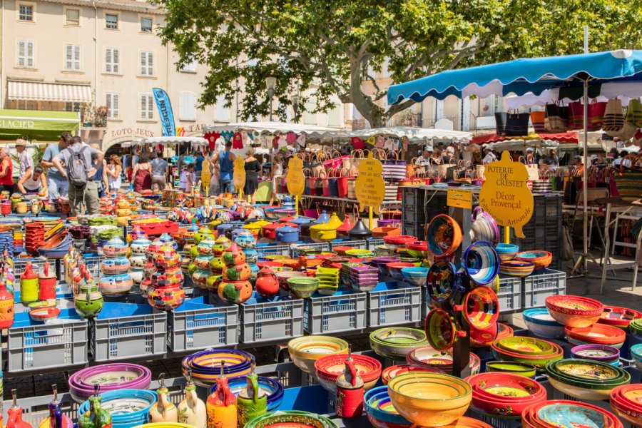 Poteries sur le marché de Nyons. Serge Goujon - Shutterstock.Com