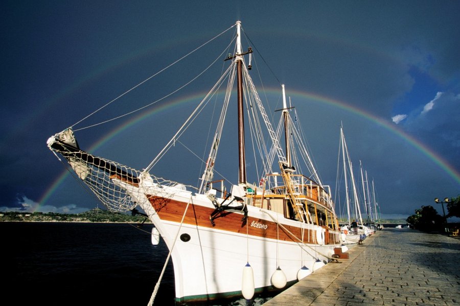 Navire dans la marina de Šibenik. Author's Image